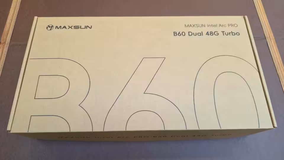 Boîte MAXSUN B60 Dual 48G Turbo design simple sur fond brun