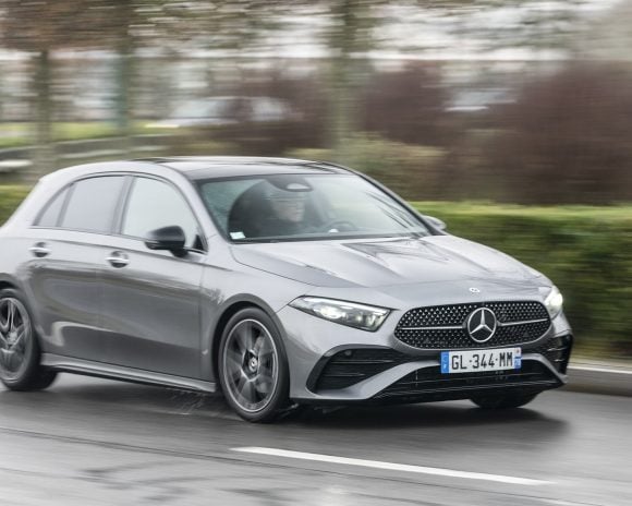 L'actuelle Mercedes Classe A lancée en 2018 est passée par la case restylage en 2022 (photo). Elle poursuivra sa carrière jusqu'en 2028, mais dans quelques mois, elle sera fabriquée en Hongrie et non plus en Allemagne. © Alex Krassovsky