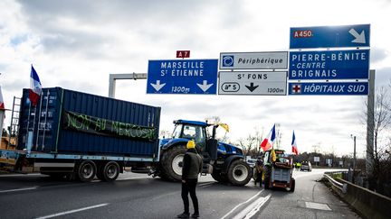 La M7, à Lyon, est bloquée par des agriculteurs depuis le 5 janvier 2026. (NICOLAS LIPONNE / MAXPPP)