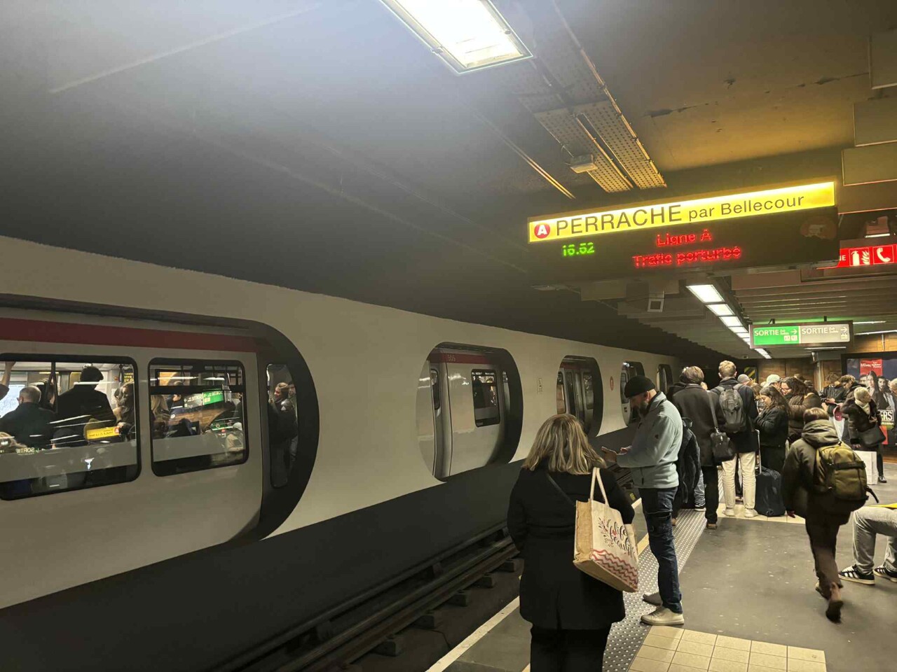 TCL à Lyon. Cette ligne de métro coupée d'urgence : ce qu'il se passe