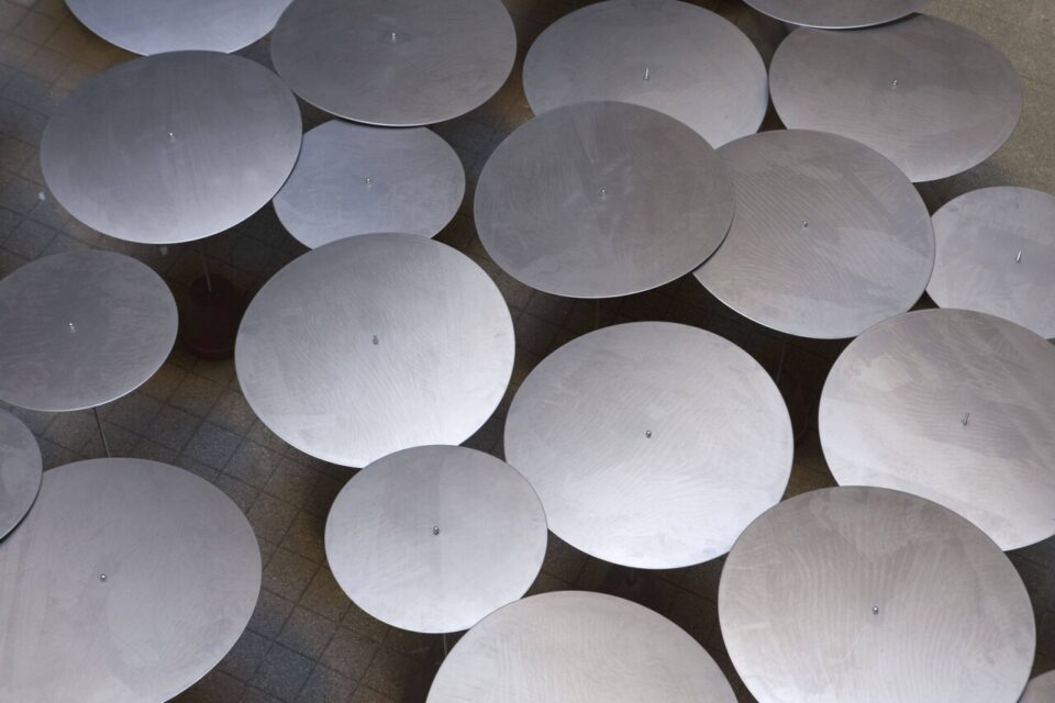 Les disques fixés sur des tiges souples vibraient au passage des visiteurs.