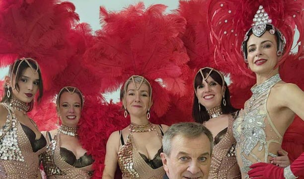 Michel Magnien et ses danseuses. Photo DR