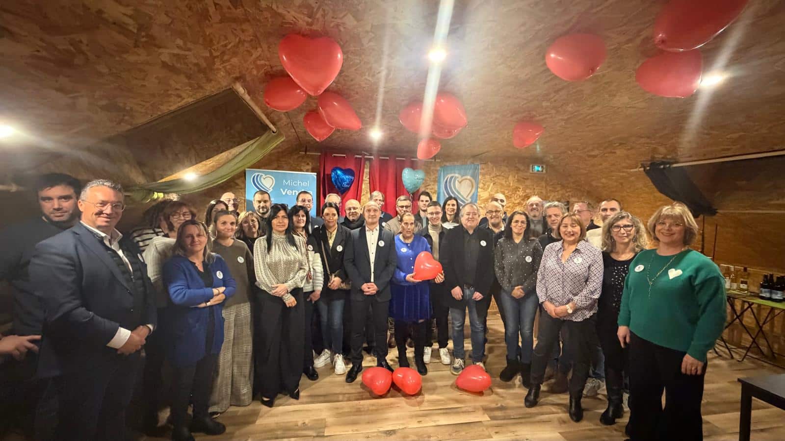 Michel Vendra entouré de ses soutiens lors de l'annonce de sa candidature aux élections municipales de Sassenage le mardi 6 janvier 2026. © Sassenage à coeur