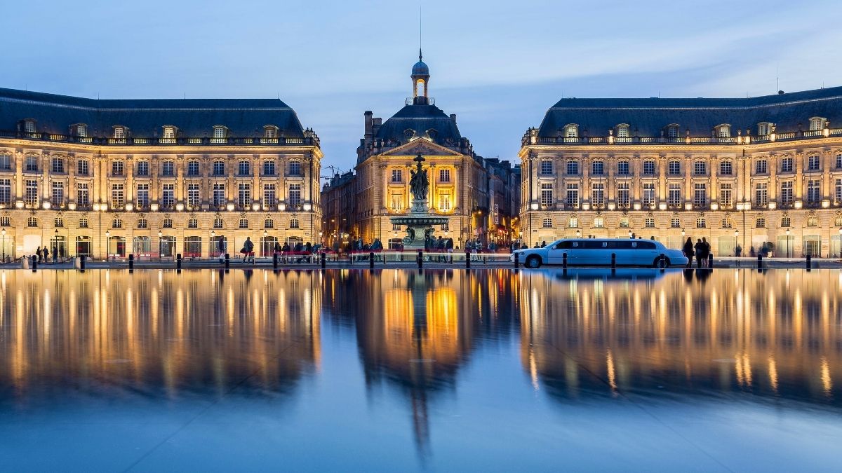 Le Miroir d'eau de Bordeaux de nuit et la Place de la Bourse