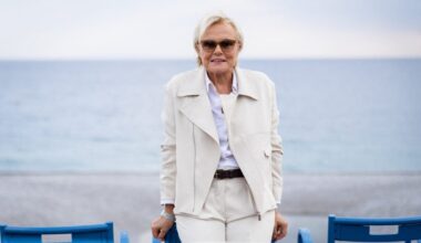 Muriel Robin (70 ans) topless à la télévision, "elle se déshabille" et c'est "incroyable"