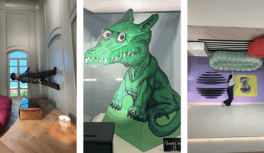 Homme debout dans une pièce élégante avec mobilier vintage.