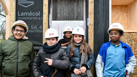 Nancy, le 19 décembre 2025. Des élèves du collège Jean-de-la-Fontaine ont participé à la pose de la première paille du futur collège du plateau de Haye.  Photo Séverine Kichenbrand