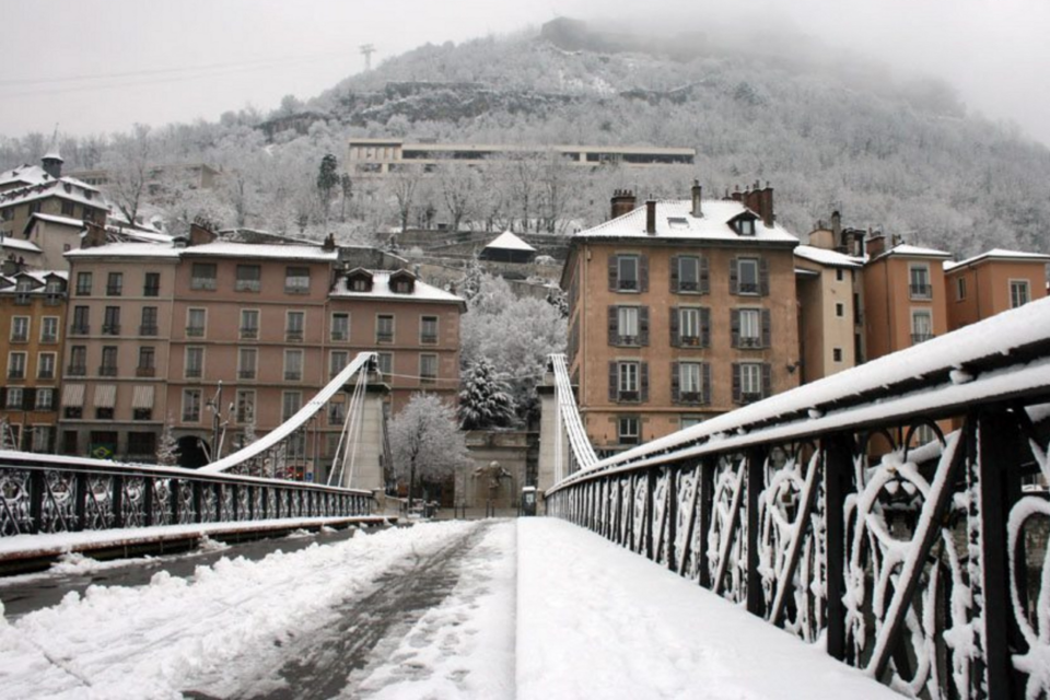 La neige est tombée à Grenoble cette nuit et tôt ce matin du 8 janvier.