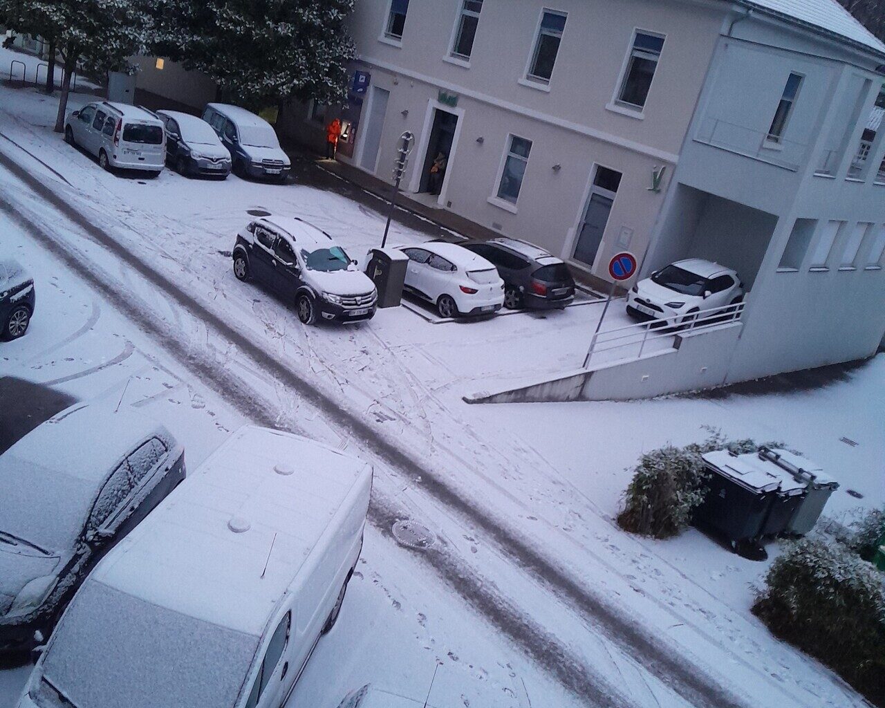 un manteau blanc recouvre la ville