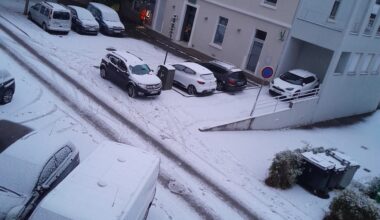 un manteau blanc recouvre la ville