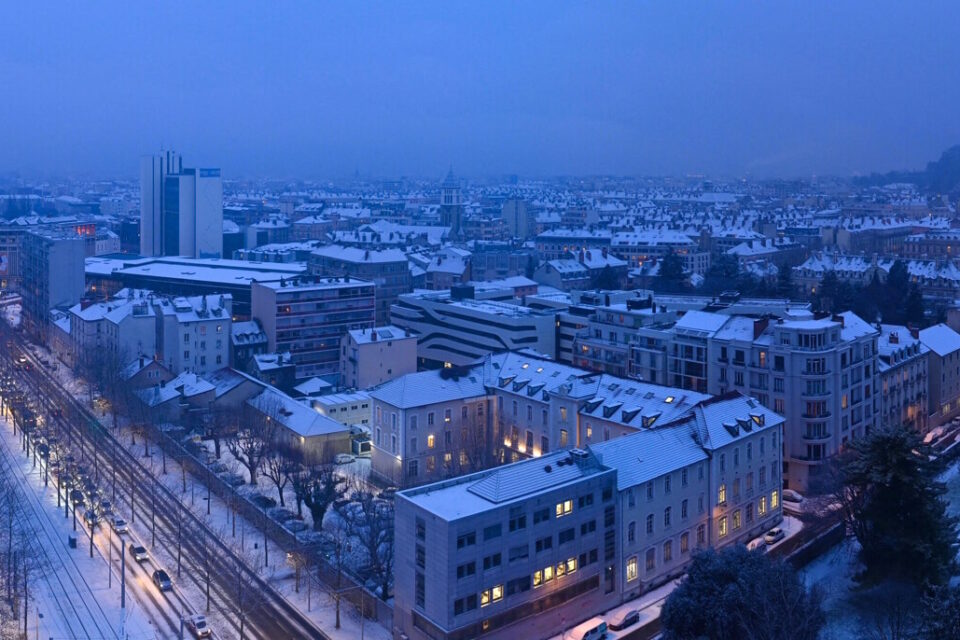 La neige est tombée à Grenoble cette nuit et tôt ce matin du 8 janvier.