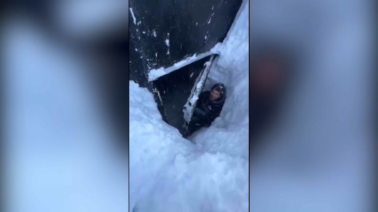Un homme bloqué chez lui avec trois mètres de neige devant sa porte. - TF1