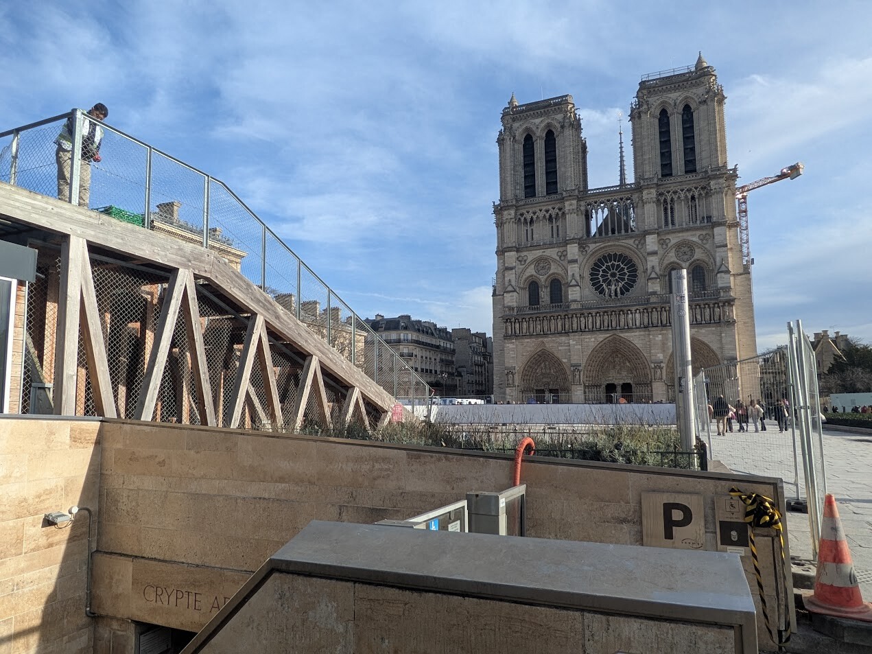 Paris. Avec le démontage de ses célèbres gradins, le parvis de la cathédrale Notre-Dame entame sa métamorphose
