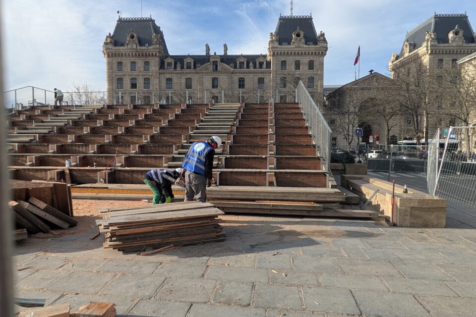 Les ouvriers s'attèlent à couper les morceaux de bois utilisés pour l'édifice. 