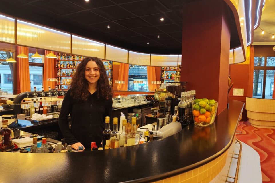 Isis, la responsable adjointe du bar au Grand Bain.