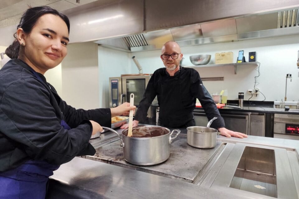 Le chef Emmanuel Andouard, avec Sarah, commis de cuisine.