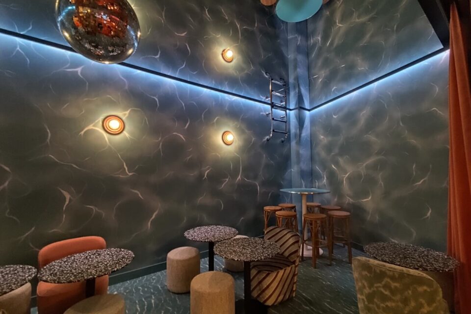 Au Grand Bain, on a vraiment l'impression d'être plongé à l'intérieur d'une piscine.