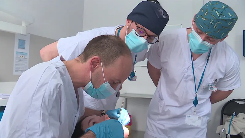 Après la pratique, on observe le professeur référent. 
