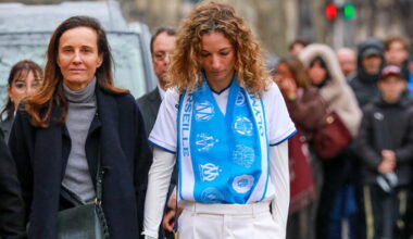 Obsèques de Rolland Courbis : Sa femme et sa fille main dans la main pour un dernier hommage à Marseille avec des stars du foot (PHOTOS)