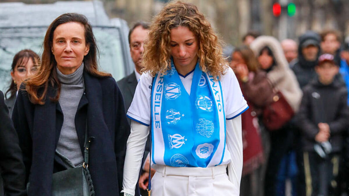 Obsèques de Rolland Courbis : Sa femme et sa fille main dans la main pour un dernier hommage à Marseille avec des stars du foot (PHOTOS)
