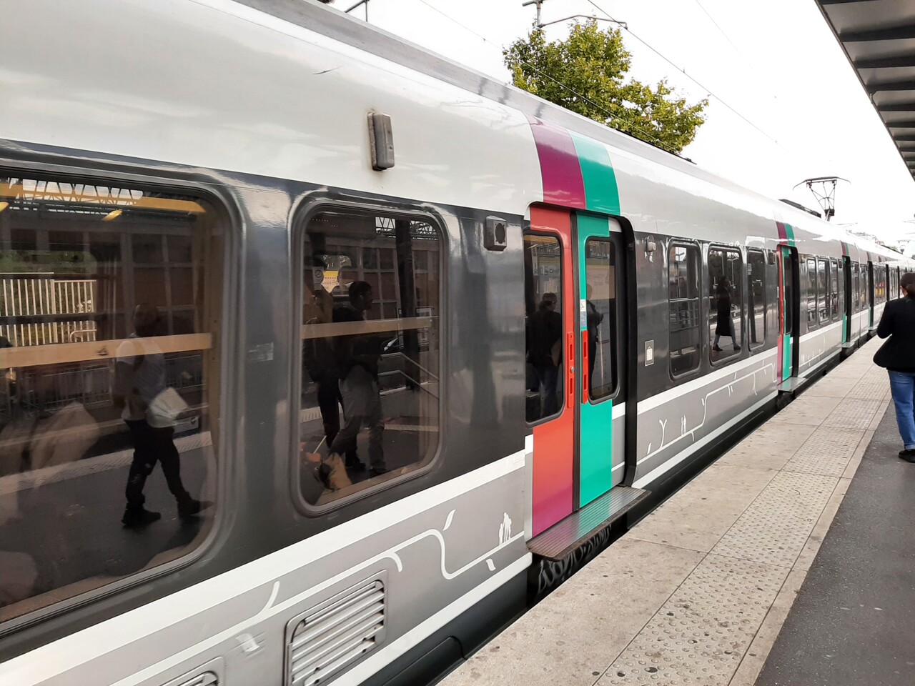 Des QR Codes à la place d'agents dans des gares du RER B ? L'expérimentation de la RATP ne passe pas