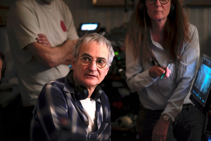 Le cinéaste français Olivier Assayas sur le tournage du Mage du Kremlin, en Lettonie. | Gaumont