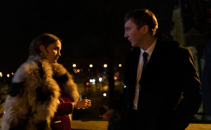 Ksenia (Alicia Vikander), compagne de Vadim Baranov (Paul Dano) et observatrice très critique de ses manipulations. | Gaumont
