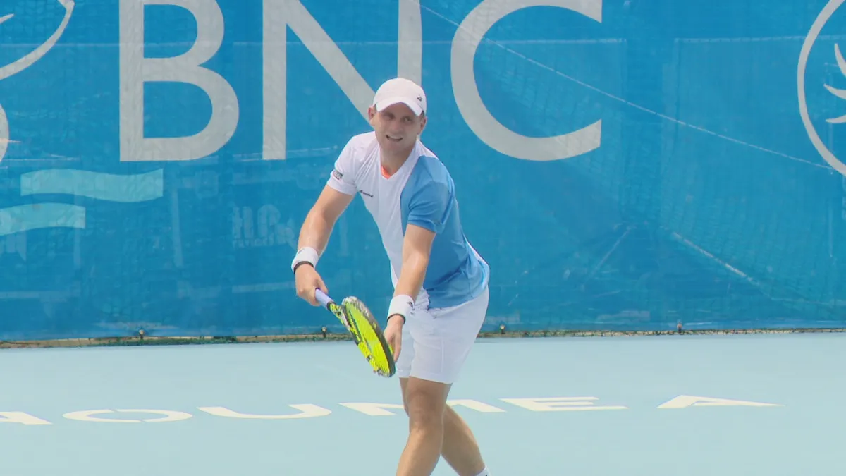 Open de tennis à Nouméa. Clément Tabur fait parler sa puissance et passe en quarts