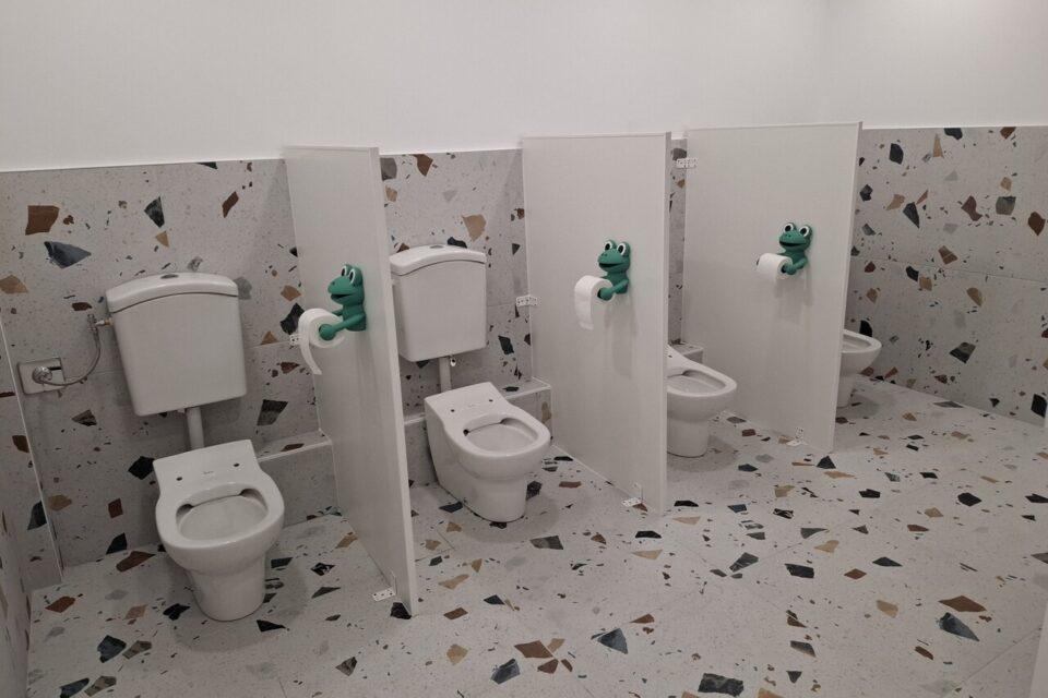 Même des toilettes sont pensées pour les plus petits.