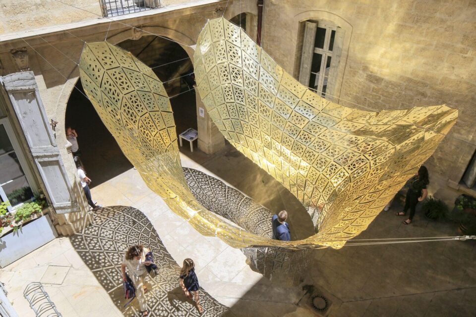 L’installation jouait avec les reflets holographiques d’un vinyle doré.