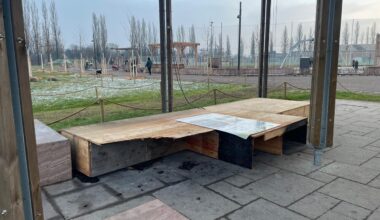 plusieurs mois après son incendie, la boîte à livres toujours pas retirée