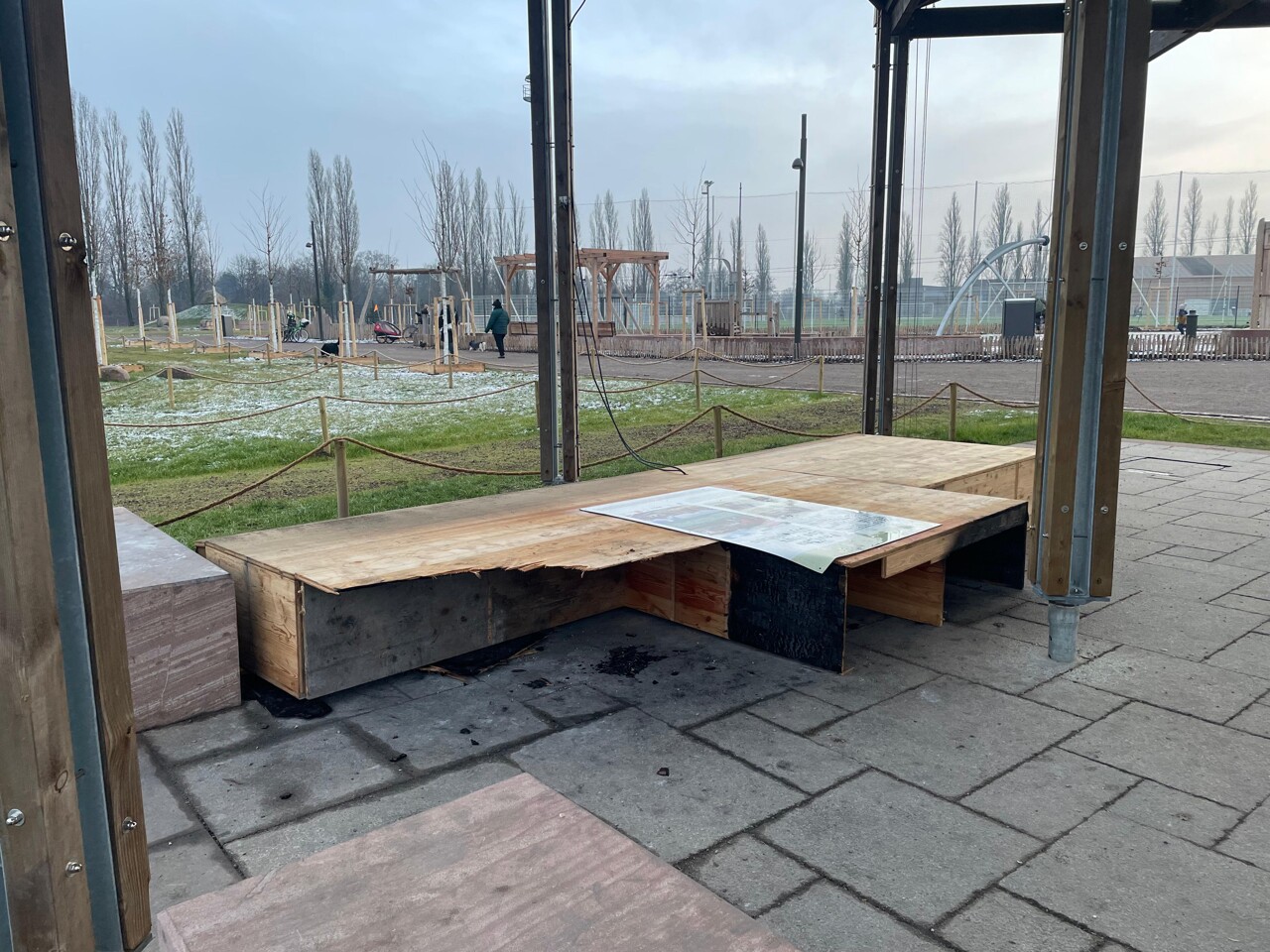 plusieurs mois après son incendie, la boîte à livres toujours pas retirée