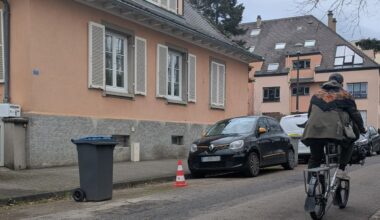 dans ce quartier envahi de voitures, les habitants sont forcés de protéger leur place de parking