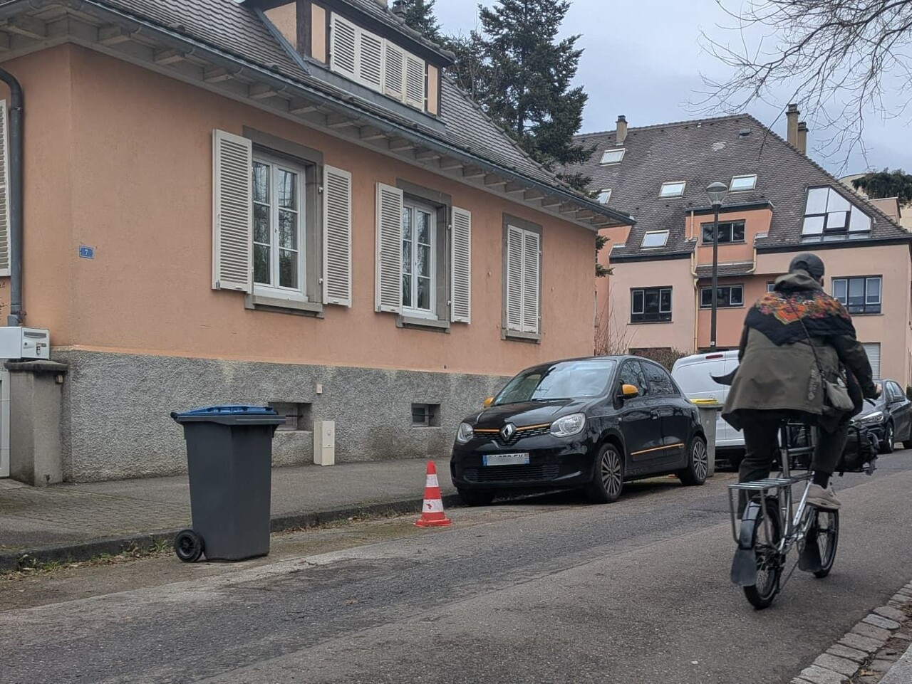 dans ce quartier envahi de voitures, les habitants sont forcés de protéger leur place de parking