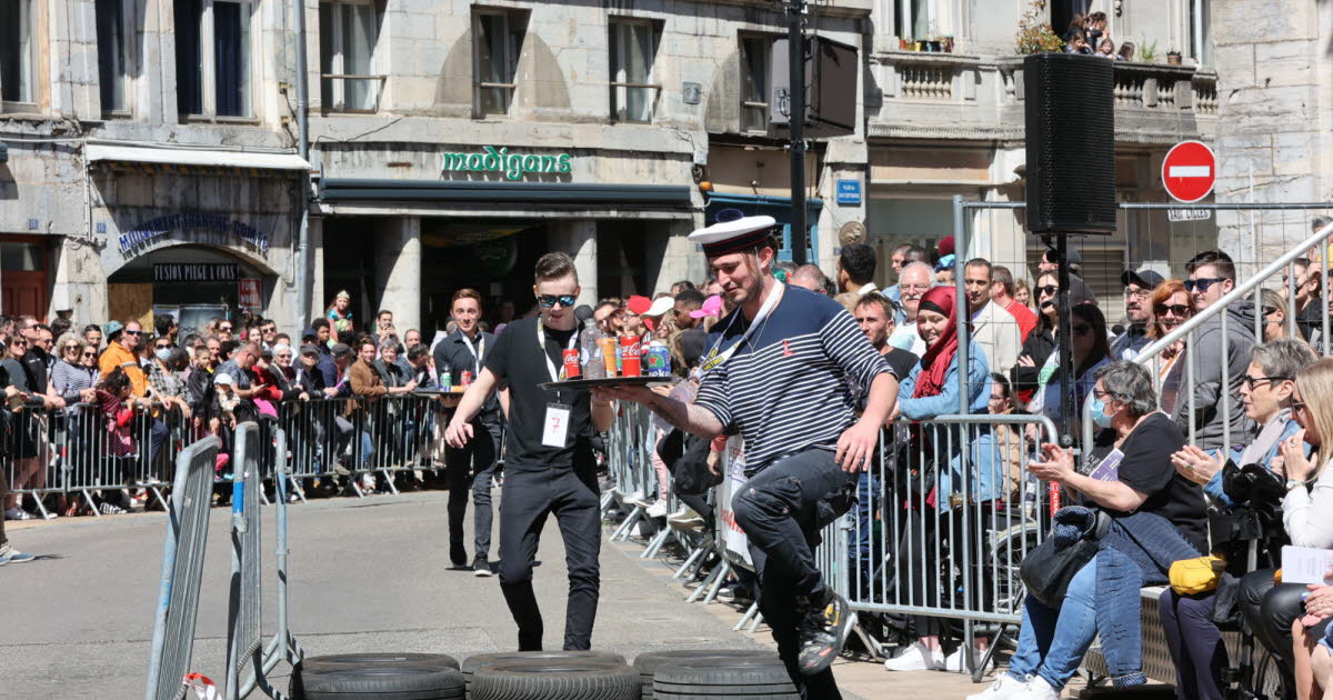 une course de serveuses et serveurs de bars pour lancer la fête !