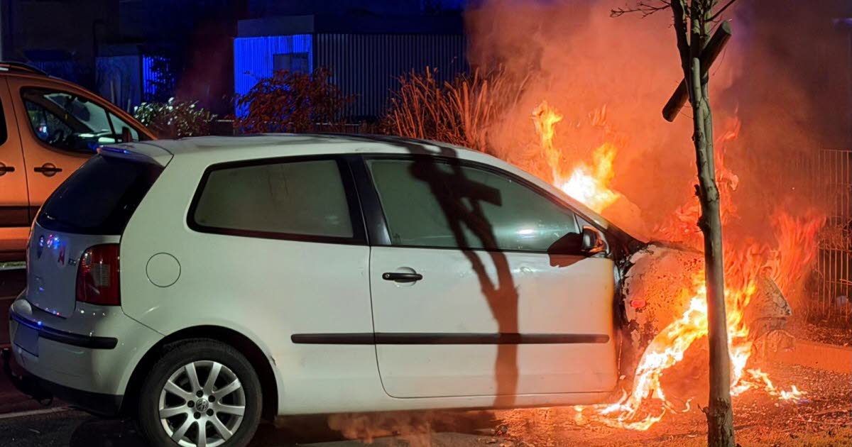 voitures brûlées, feu de balcon et policiers caillassés