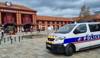 Saint-Étienne. Il a froid en attendant son train, il allume un feu devant la gare pour se réchauffer