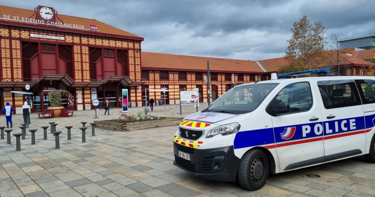 Saint-Étienne. Il a froid en attendant son train, il allume un feu devant la gare pour se réchauffer
