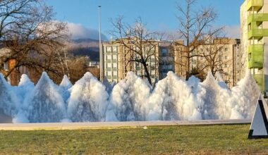 Cognin. Les jets d’eau figés par le froid deviennent des sculptures de glace