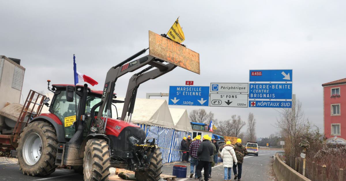 Rhône. Au sud de Lyon, les agriculteurs ne veulent pas lever le camp, ils appellent la population à venir les rencontrer