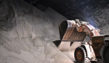 cent camions sortent quotidiennement du site ces jours-ci