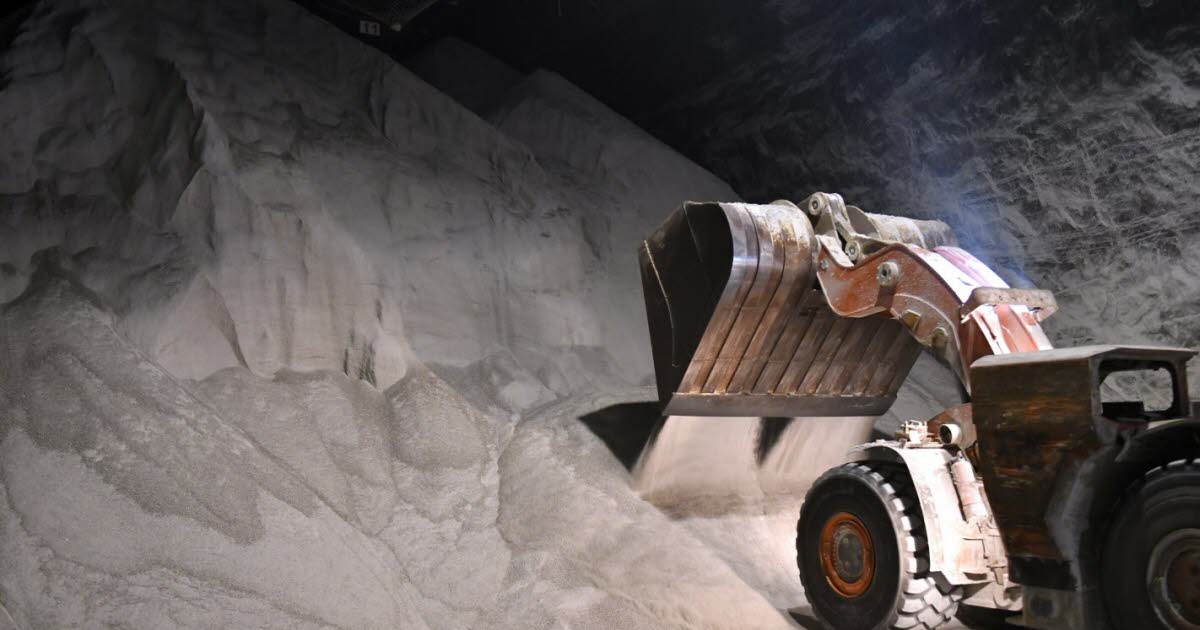 cent camions sortent quotidiennement du site ces jours-ci