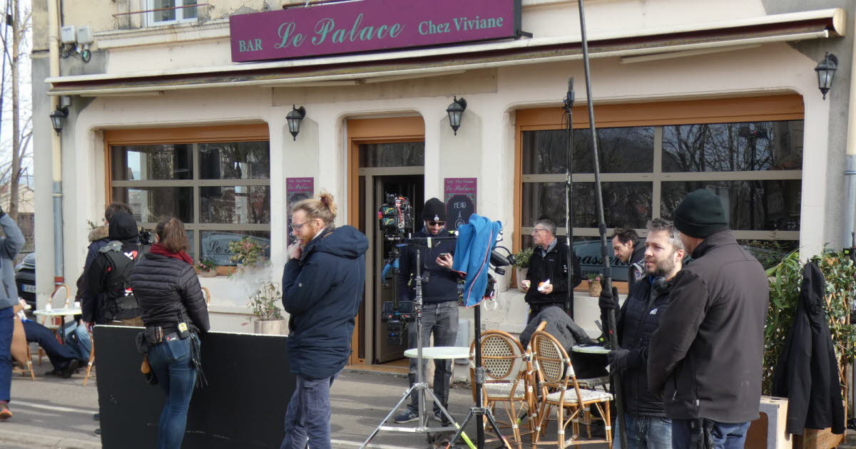 un bar transformé pour la série, les gérants conservent le décor