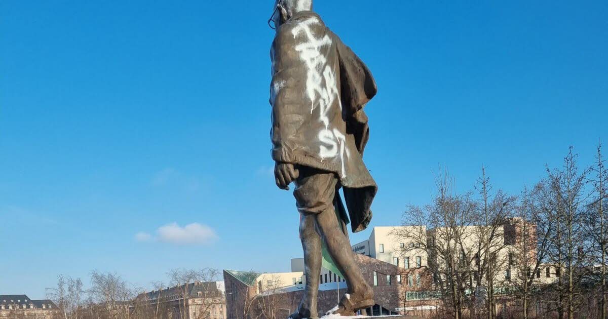 Strasbourg. La statue du Mahatma Gandhi une nouvelle fois taguée