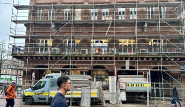 Strasbourg. Un impressionnant échafaudage en cours d'installation sur la librairie Kléber, qui déménage