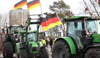 Colère agricole. Les agriculteurs manifestent ce vendredi matin au pont de l'Europe, entre Strasbourg et Kehl