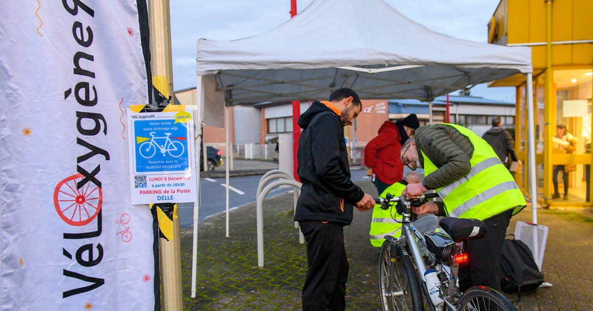 Veloxygene90 distribue gilets, lumières et catadioptres