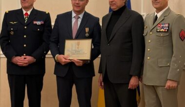 le sénateur Cédric Perrin reçoit la médaille de la Défense d’Ukraine
