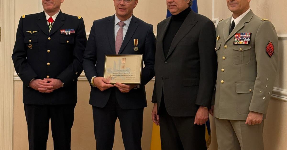 le sénateur Cédric Perrin reçoit la médaille de la Défense d’Ukraine