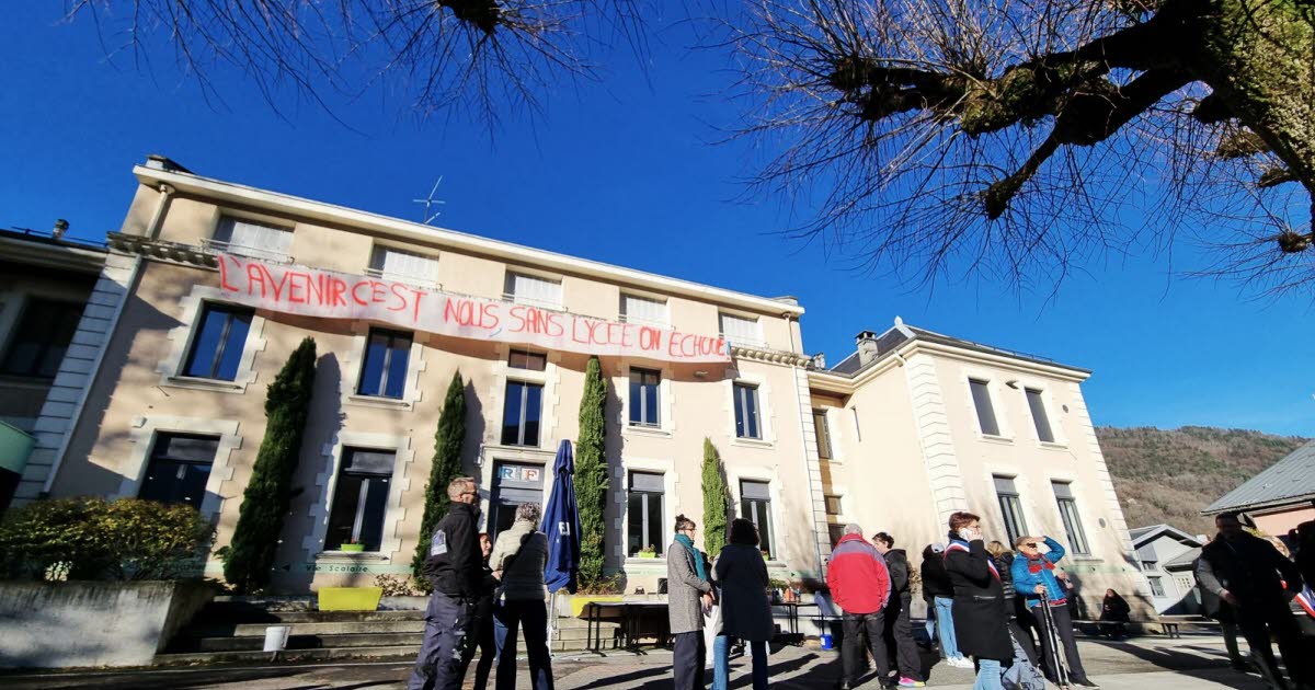 Isère. 46 km à pied et à vélo d'Allevard à Grenoble pour dénoncer la possible fermeture du lycée Le Bréda